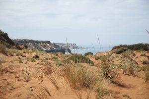 Schroffe Küste bei einer Wanderreise in Portugal