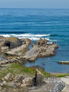 Schroffe felsen beim Küstenwandern in Portugal